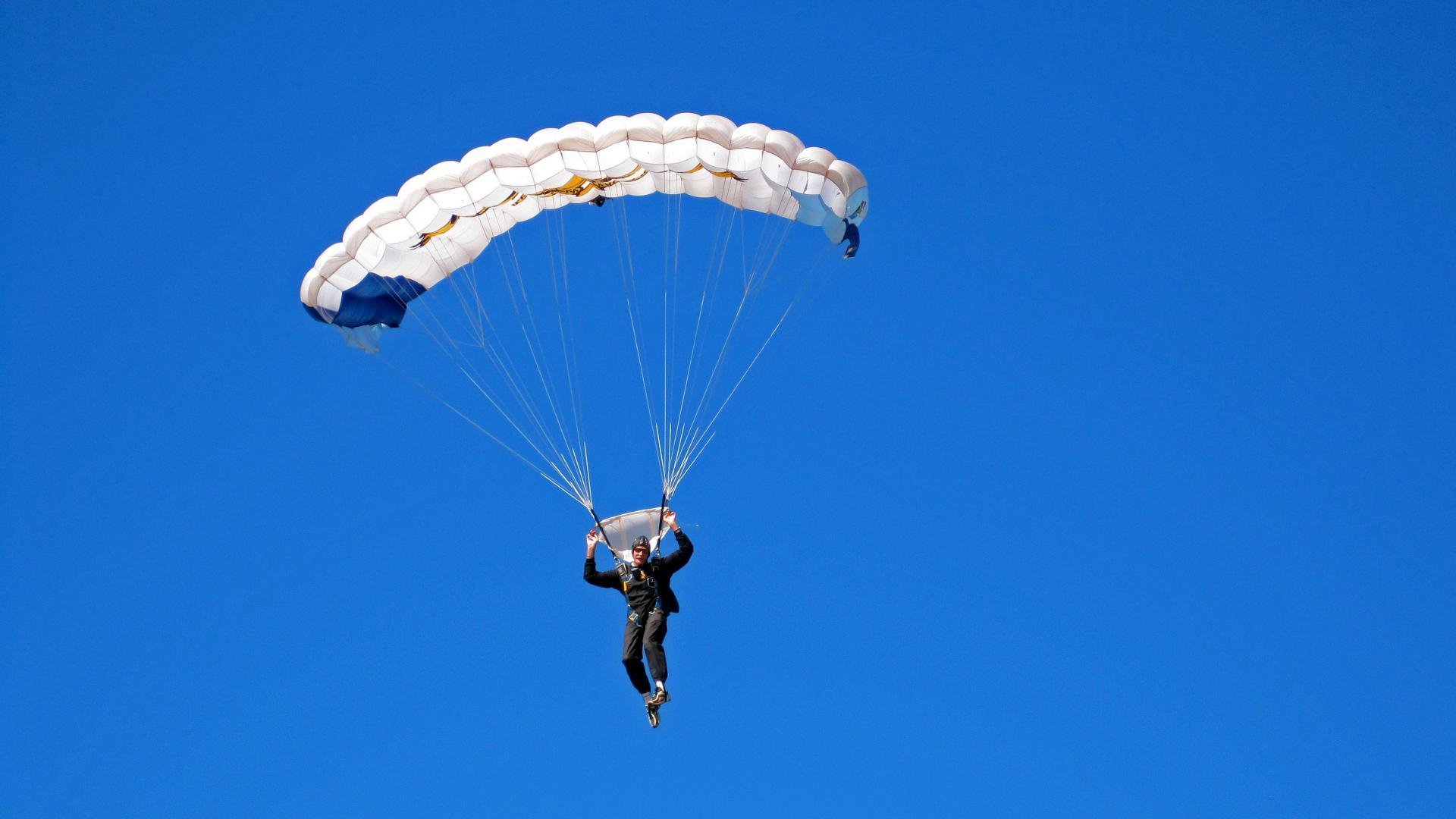 “雨后操场防滑测试跑” 新型跑道材料获得好评