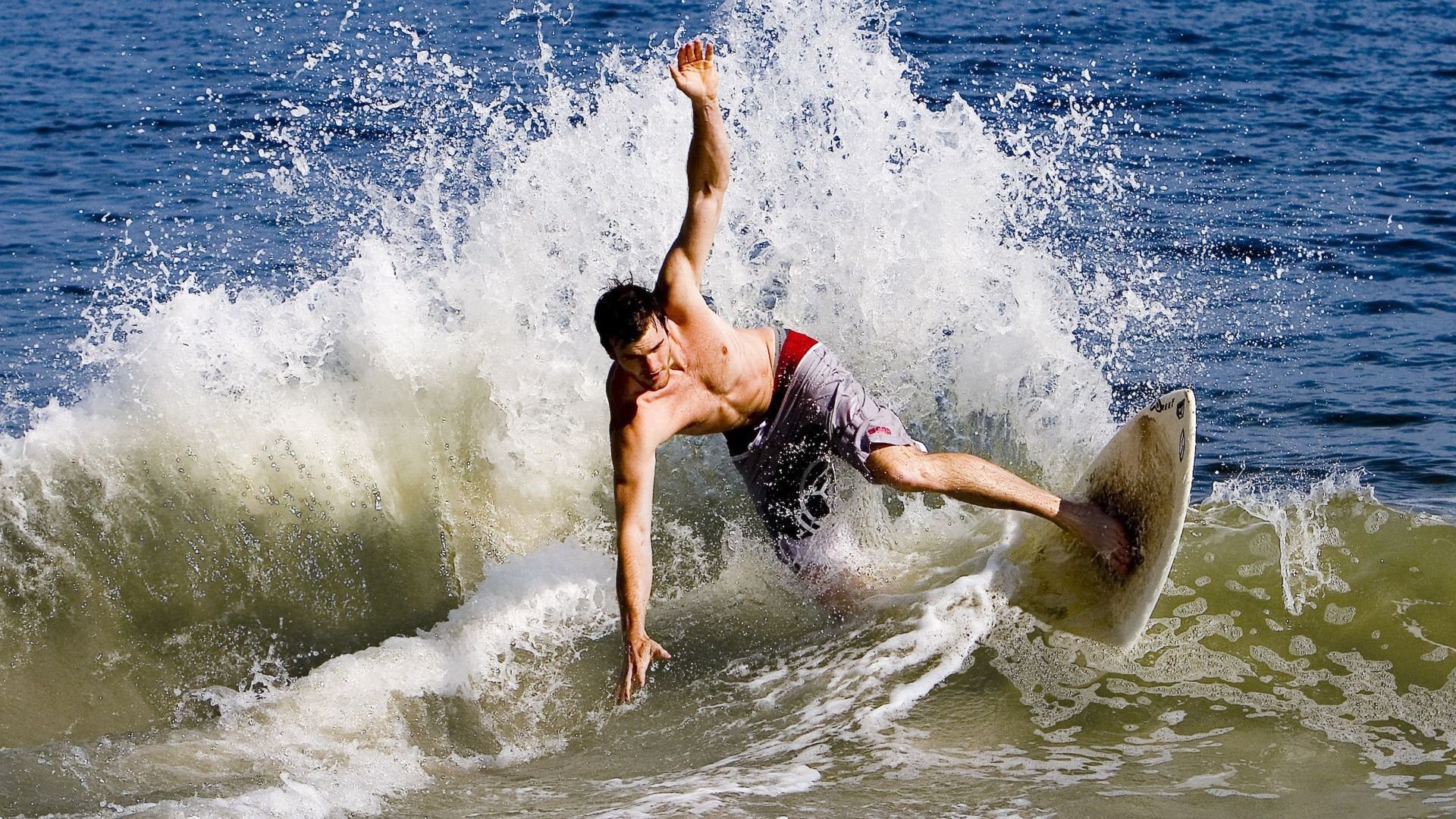 世界杯期间公共交通24小时运转 球迷夜归不再难